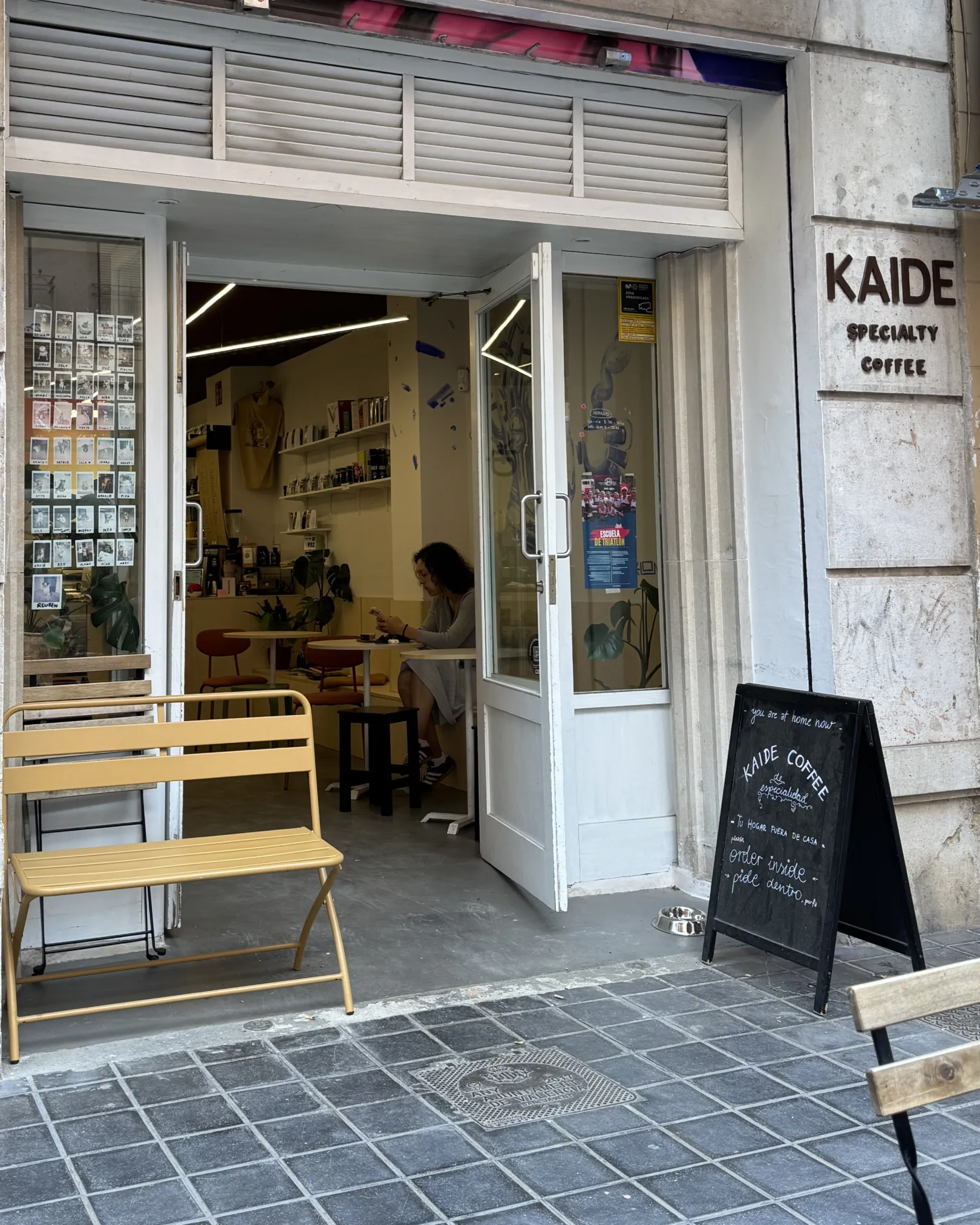 Open frontage and street bench at Kaide Coffee, El Cabanyal, Valencia
